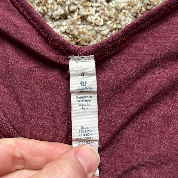 lululemon athletica Tops - Woman’s Lululemon size 4 thumbhole long sleeve tee